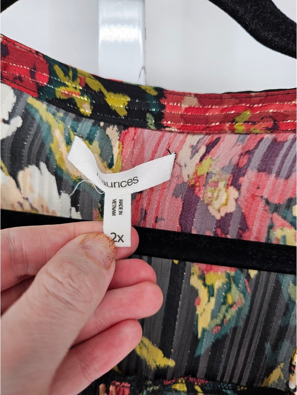 Maurices Womens Sz 2X Tab Sleeve Blouse Black Red Floral w/ Metallic Weave - Picture 3 of 4